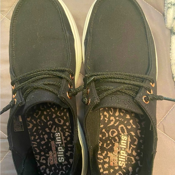 Sketchers slip ons - Picture 1 of 3